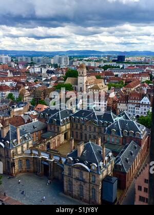 Vue aérienne en regardant le Palais Rohan à Strasbourg, France Banque D'Images