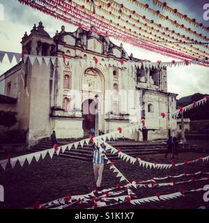 La décoration village plaza & église pour Corpus Christi, San Juan del Obispo, Guatemala, Amérique Centrale Banque D'Images