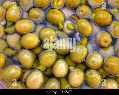 Olives farcies aux piments Banque D'Images