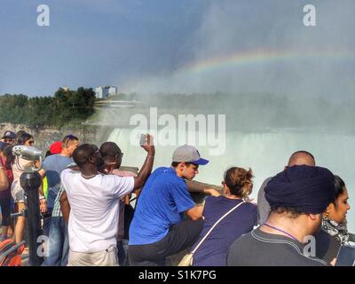 Les touristes aux chutes du Niagara. Banque D'Images