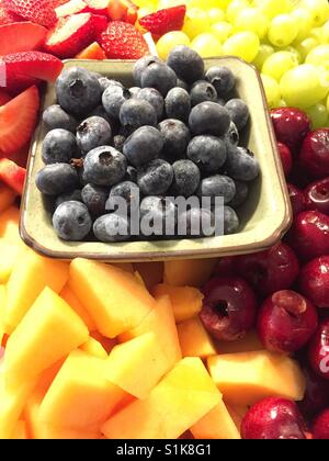 Portions de fruits coupés et de baies , USA Banque D'Images