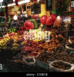 Fruits et légumes colorés au marché à Lisbonne, Portugal. Banque D'Images