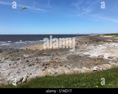 Le sable et la mer au repos, la baie de Porthcawl, au Pays de Galles sur une journée d'été Banque D'Images