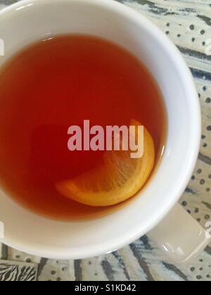 Tasse de thé fraîchement infusé avec tranche de citron en Chine tasse Banque D'Images