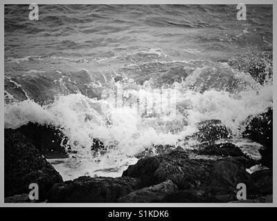 Vagues se brisant sur les défenses de la mer, à l'Est Lane, Bawdsey. Banque D'Images