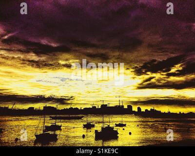 Tamise coucher du soleil doré romantique avec des bateaux amarrés, Greenwich, London, England Banque D'Images