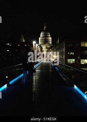 La Cathédrale St Paul, la nuit, de la Millenium Bridge (orientation portrait). Prises par Matthieu l'arrêt Oakes. Banque D'Images