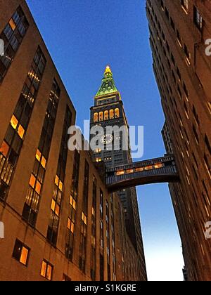 Metropolitan Life Tower et 11 Madison Avenue. bâtiments avec passerelle surélevée au crépuscule, NYC, USA Banque D'Images