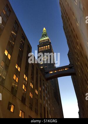 Metropolitan Life Tower et 11 Madison rejoint par passerelle surélevée au crépuscule, NYC, USA Banque D'Images