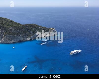 Vue sur la mer Ionienne, à la plage de Navagio, sur l'île de Zakynthos, en Grèce Banque D'Images