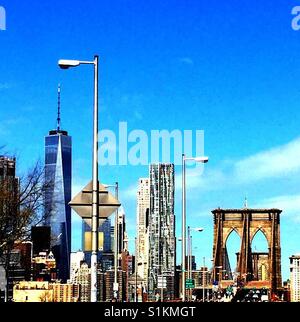 New York City Manhattan Skyline emblématique recouvre le temps, Brooklyn voir,One World Trade Center,2014,Frank Gehry's Beekman Tower,8, rue de l'épinette 2010,Pont de Brooklyn, terminé Elizabeth Roebling, 1883 Banque D'Images