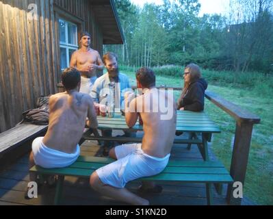 Les gens de l'extérieur sauna Finlande Oulu Photo Stock - Alamy