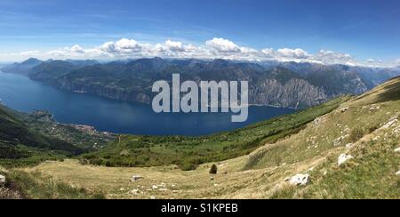 Le lac de Garde, Italie - Mai 2017 : vue panoramique depuis le Monte Baldo à jusqu'à Malcesine Banque D'Images