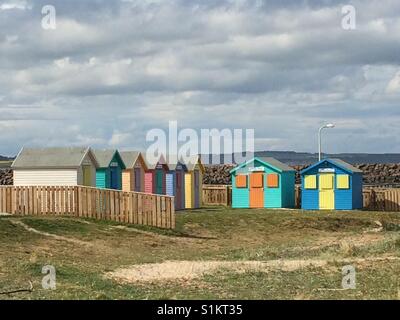 Égayeront n'importe qui jour ces belles cabines de plage aux couleurs vives Banque D'Images