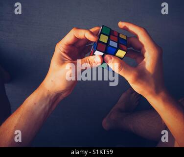 Rubik's Cube d'être résolue. Point de vue tourné. L'espace pour copier. Banque D'Images