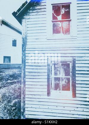 Abandonnés et voisins de nouvelles maisons en bois, Canada Banque D'Images