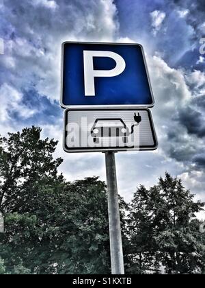 Signe de stationnement pour véhicules électriques sur une aire de repos à côté d'une autoroute allemande Banque D'Images