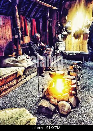 Intérieur de maison longue sod scandinave viking reconstruit L'Anse aux Meadows, Terre-Neuve, Canada Banque D'Images