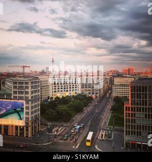 Vue sur la Leipziger Platz comme le soleil commence à définir à Berlin, Allemagne, en août 2017. Banque D'Images