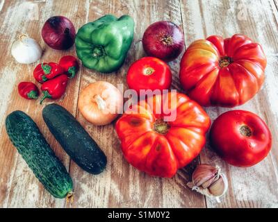 Des légumes crus. Les ingrédients pour faire une soupe gazpacho. Banque D'Images