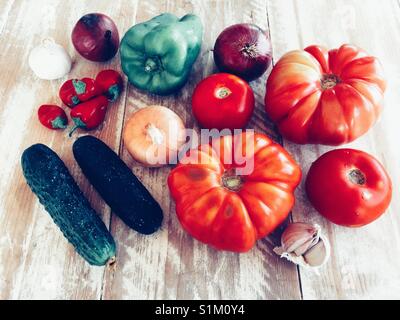 Des légumes crus. Les ingrédients pour faire une soupe gaspacho Banque D'Images