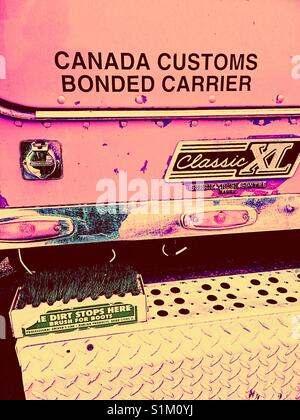 Brosse de démarrage fixé à pink American Classic XL Freightliner Truck cab Banque D'Images