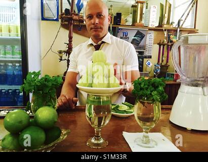 Un barman cubain mojito préparation des cocktails dans un bar de La Havane, Cuba. Banque D'Images