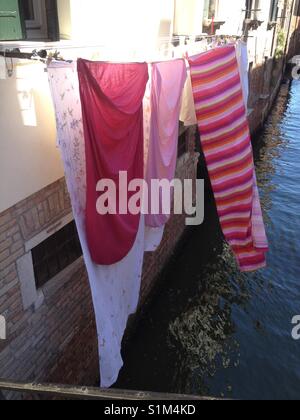 Un lave-linge sur le ligne sur une canal in Venice, Italie (orientation portrait). Prises par Matthieu l'arrêt Oakes. Banque D'Images