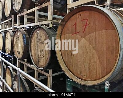 Des tonneaux de vin en bois sur un rack Banque D'Images