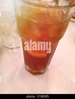 Grand verre de thé glacé fraîchement infusé avec tranche de citron à New York City Restaurant, USA Banque D'Images