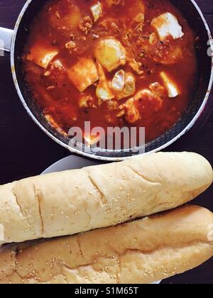 Shakshuka- un style tunisien girofle servi avec du pain frais. Banque D'Images