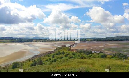 À la recherche à travers la chaussée de l'île de Cramond Cramond à Edimbourg avec des nuages dans le ciel bleu Banque D'Images