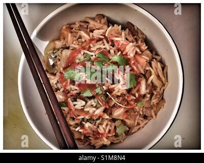 Arachides, côtes de porc et riz frit aux légumes avec Sriracha. Banque D'Images