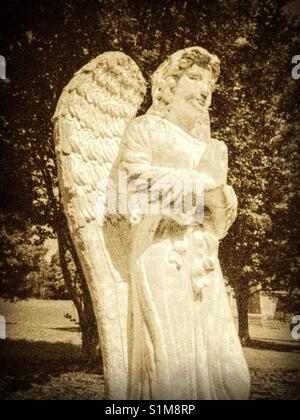 White Angel in garden Banque D'Images