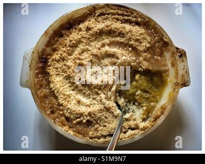 Crumble de prunes maison dessert. Banque D'Images