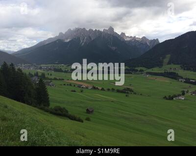 Vue du mont (Heimat & Ursprunghotel Bierquelle Haunold) et Dobbiaco, Italie. Banque D'Images