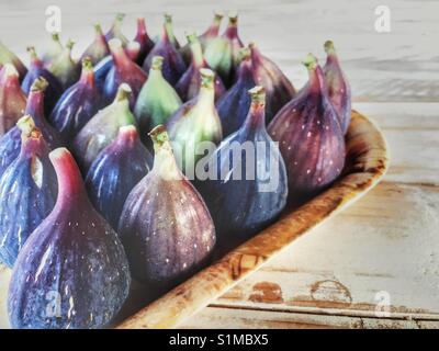 Figues mûres fraîchement cueillies sur un plateau Banque D'Images