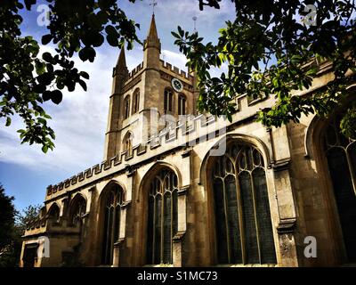 L'église St Nicolas est l'église paroissiale de Newbury, Berkshire, et est situé juste au sud de le pont principal sur la rivière Kennett, dans le centre de la ville. Banque D'Images