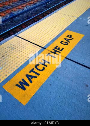 Plate-forme du train pour regarder d'avertissement l'écart entre le métro et la plate-forme, USA Banque D'Images