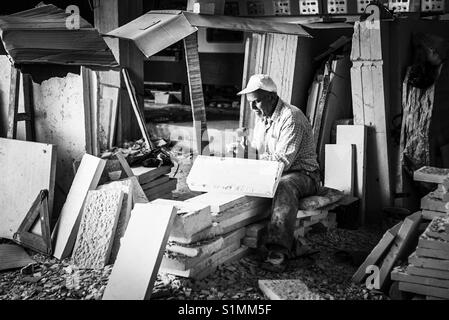 Un travailleur dans une usine de marbre dans le camp de réfugiés de Aïda à Bethléem, Palestine. Banque D'Images