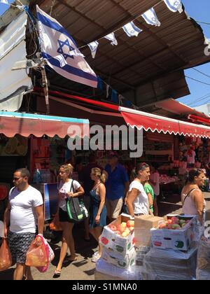 Marché de Carmel, Shoppers à Tel Aviv, Israël Banque D'Images