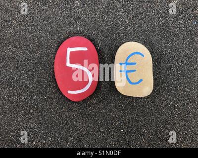 5 Euro avec plus de pierres de couleur sable volcanique noir Banque D'Images