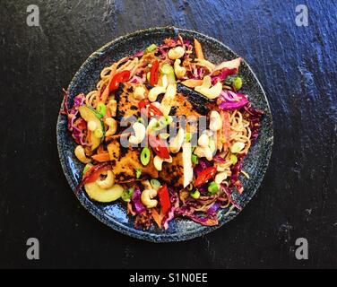 Pan-épicé avec du tofu frit et salade de nouilles soba, sauce aux arachides Banque D'Images