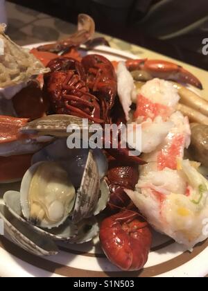 Un merveilleux déjeuner rempli de divers types de fruits de mer. Banque D'Images