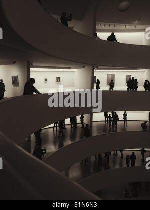 L'intérieur de structures et les visiteurs du musée Guggenheim, New York City, New York. Banque D'Images