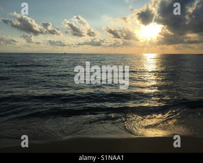 Coucher de soleil sur l'île de Céphalonie plage ammes en mer ionienne en Grèce Banque D'Images