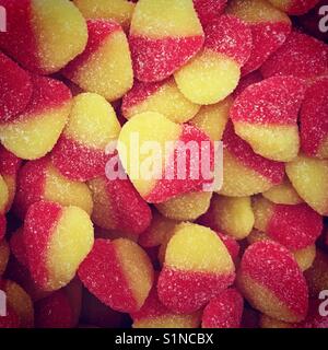 Bonbons mous en forme de coeur en jaune et rouge Banque D'Images