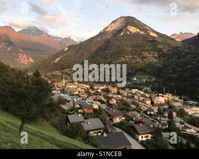 Le soir tombe sur le village de montagne paysage Banque D'Images