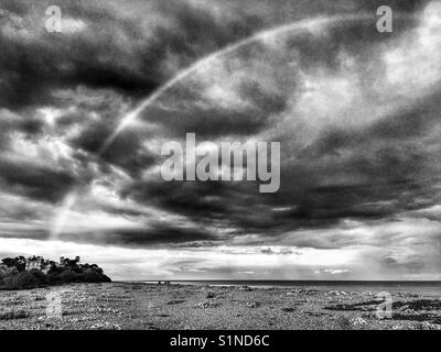 Arc-en-ciel sur Bawdsey Manor où en 1937 le radar a été développé par Robert Watson Watt et est devenu le premier du mot station radar opérationnel en 1940 pour la bataille d'Angleterre. Banque D'Images