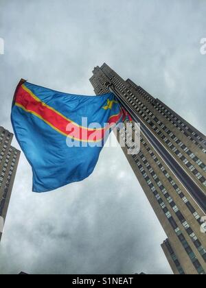 Un drapeau de la République démocratique du Congo vole au Rockefeller Center avec Rockefeller building en arrière-plan, la ville de New York, New York. Banque D'Images